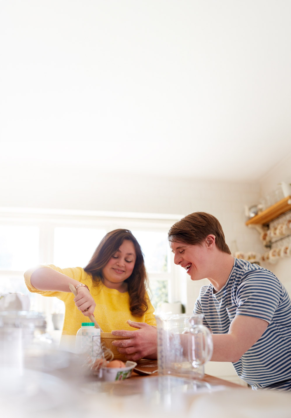 Zwei Personen kochen gemeinsam.